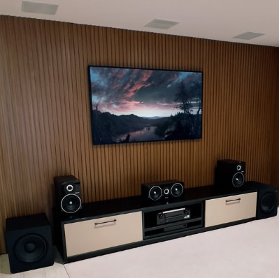 Sala de estar com caixas acústicas e painel ripado de madeira